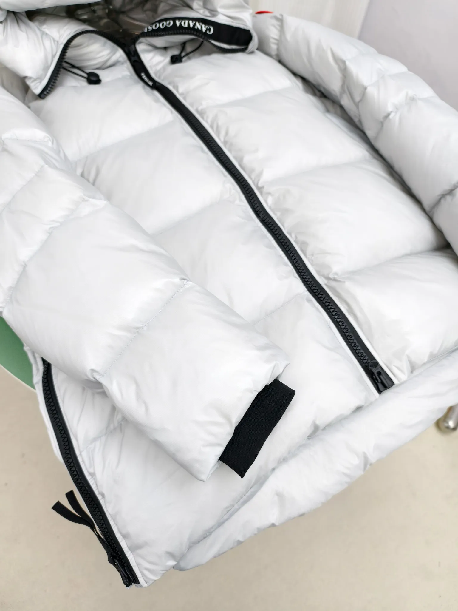 P1060 Big Goose 2239L Women's Puff Bread Jacket [Specially for foreign trade with high quality] Canada Goose Canada Goose Cypress Series Hooded Waterproof, Windproof and Warm Down Jacket Women's The new style of the Cypress series will make you stand out. This down jacket is an ideal winter piece. This style is filled with white duck down. Featuring a thin, channel-filled construction with lightweight fabrics and trim, it feels lightweight and adds warmth. The chin-protecting suede knit stand-up collar is soft and adds comfort. An adjustable down hood with cord closure adds warmth and protection against the elements. The back is designed with the iconic double-stripe black reflective decorative stripes to make you more visible in dim environments. The inner layer has removable elastic straps, making the jacket easy to carry on the shoulder and hands-free. Side zipper gusset dries and breathes when moving. Color: black with red label, silver birch Size: XS-2XL